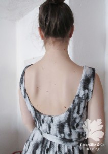 Neuer Schnitt November 11 1962 Schwarz-weis Maxikleid mit Rückendekolleté