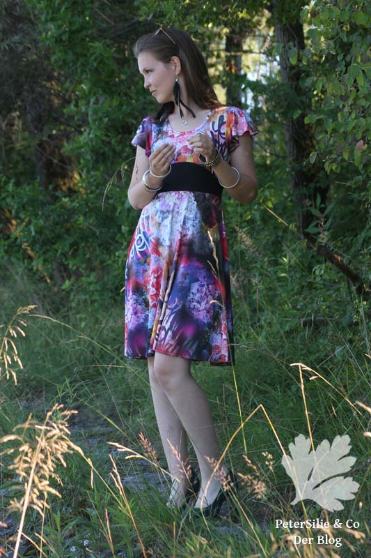 PeterSilieUndCo HonigSüß Nähkind Kleid Graffiti Blümchen 19