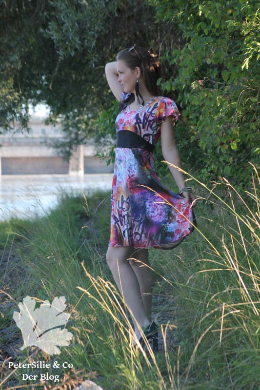 PeterSilieUndCo HonigSüß Nähkind Kleid Graffiti Blümchen