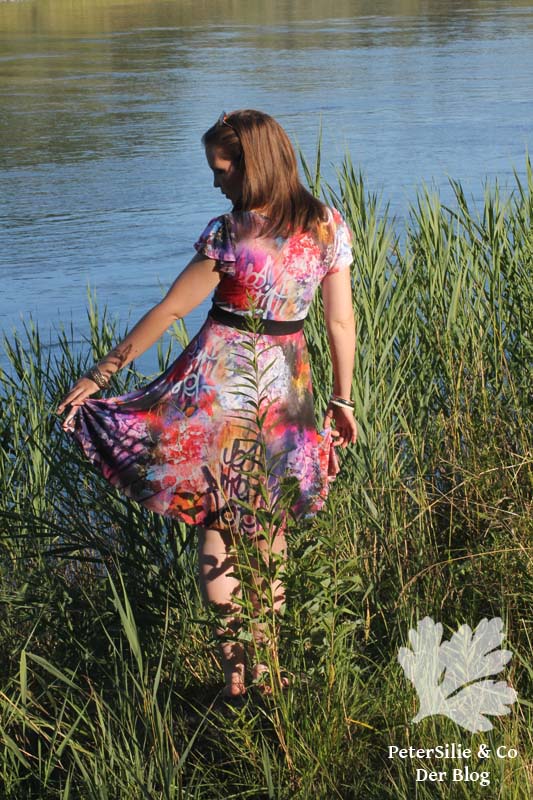 PeterSilieUndCo HonigSüß Nähkind Kleid Graffiti Blümchen