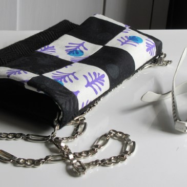 Siebdrucktasche mit Klappe, Druckknopf, Kette