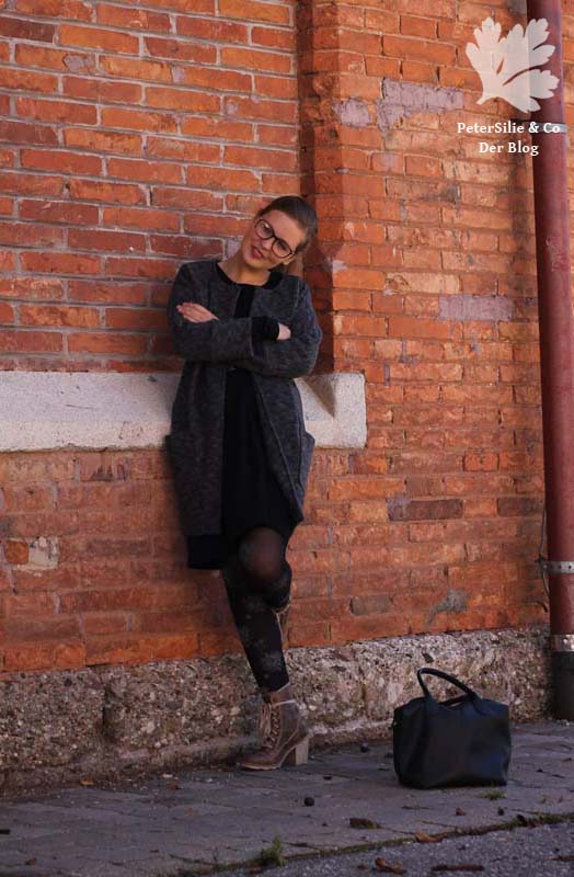 PeterSilieUndCo_FrauAva_Strickwalk_graublau_3