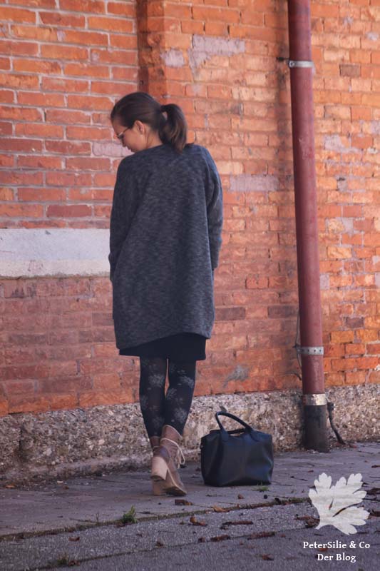 PeterSilieUndCo_FrauAva_Strickwalk_graublau_4