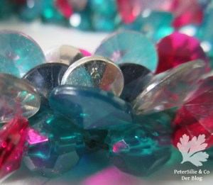 Kette aus Plastikperlen