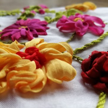 Bänder Stickerei Nadelbrief Blüten handgestickt