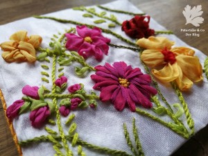 Bänder Stickerei Nadelbrief Blüten handgestickt