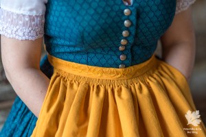 Dirndl hochgeschlossen Schürze selber nähen Blog Anleitung Sticken Stickerei Karlotta Pink