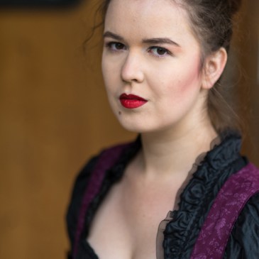 Dirndl violett selber nähen Blog Anleitung modern midi Münchner Ausschnitt