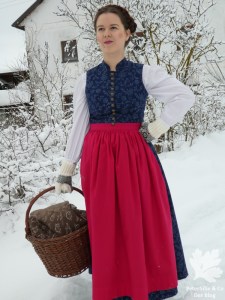 hochgeschlossen blaudruck lang Dirndl nähkurs mei Dirndl München selber nähen Blog Winterdirndl Erfahrungen