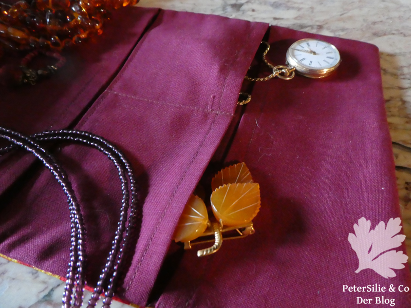 Sarongstoff Schmuckrolle Detail