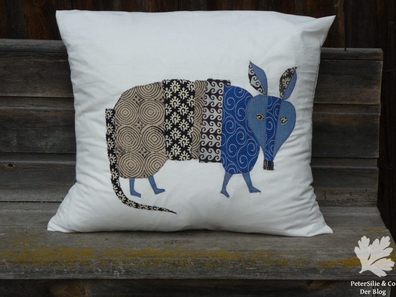 Gürteltierapplikation auf Polster