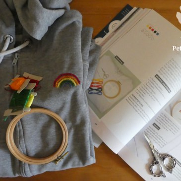 Sweater regenbogen einfach bestickt