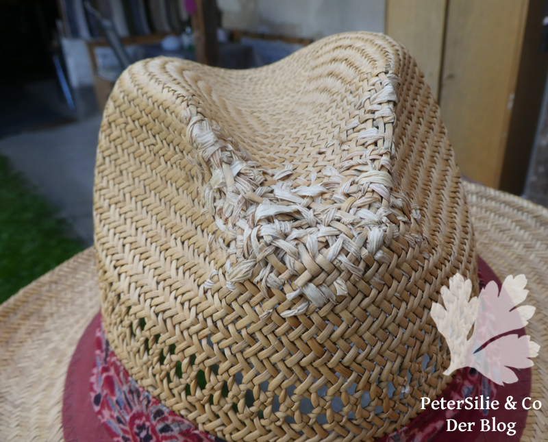 Strohhut mit Hüllblatter des Maiskolben repariert