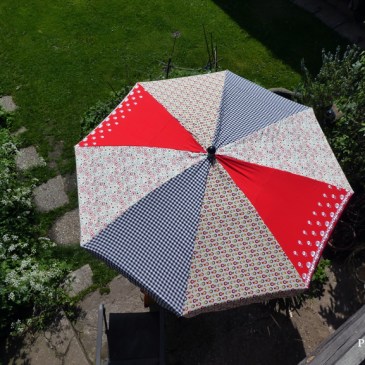 Sonnenschirm mit Baumwollstoffen repariert
