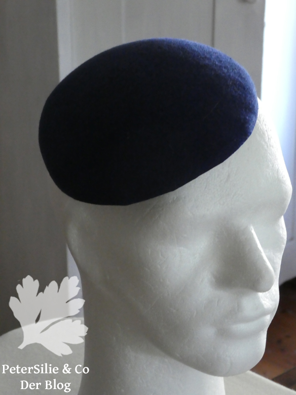 fascinator aus nachtblauem Filz geschnitten