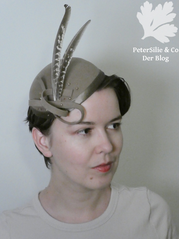 Fascinator aus beigem Filz, Satinband Fasanenfedern