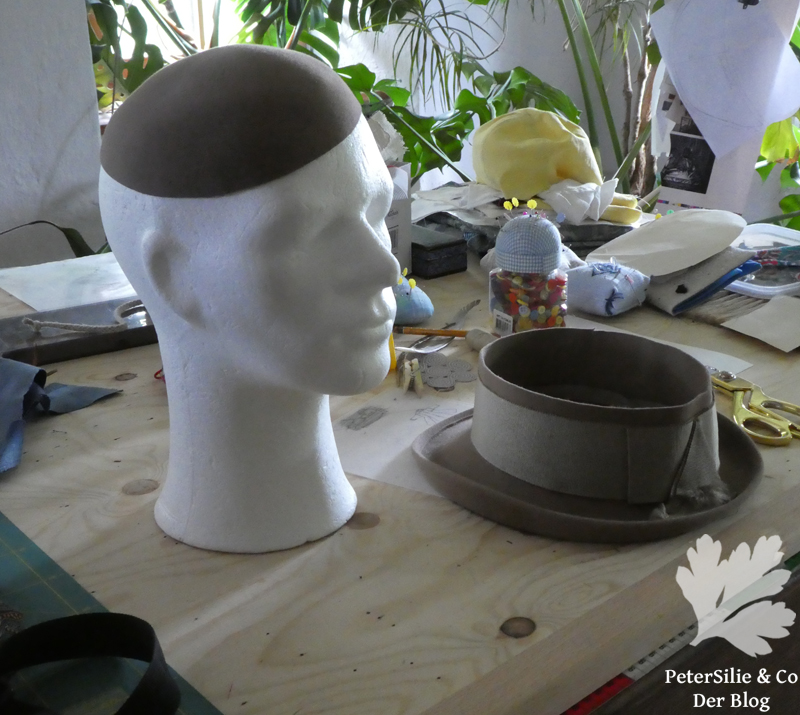 Fascinator aus beigem Filz geschnitten