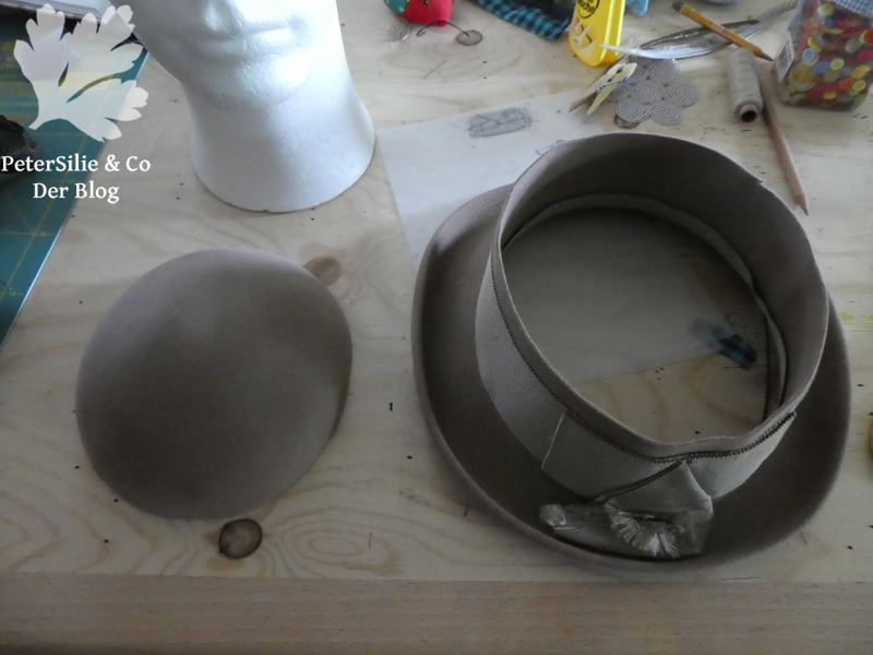 Fascinator aus beigem Filzhut geschnitten