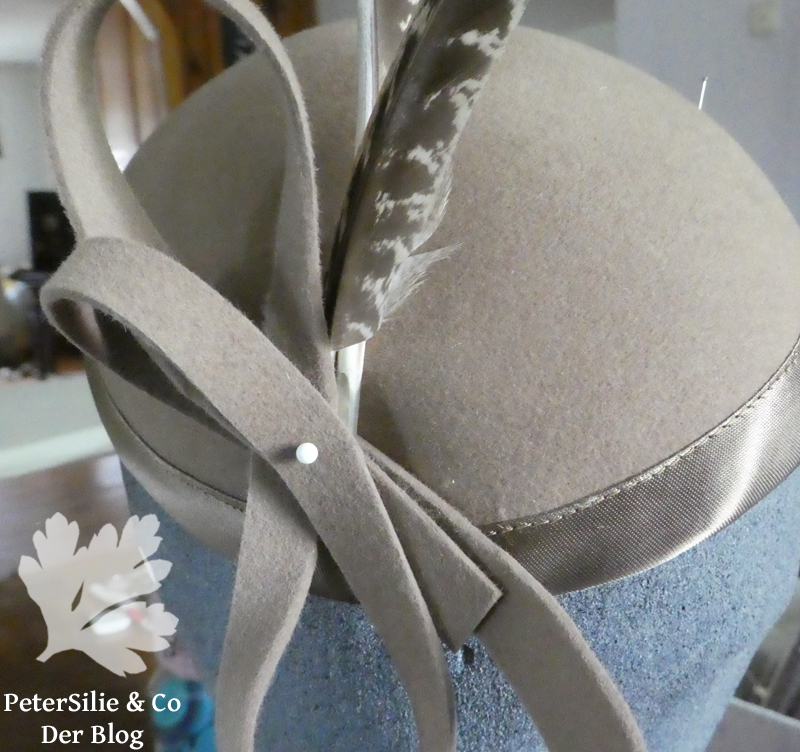 Fascinator aus beigem Filz, Satinband Fasanenfedern