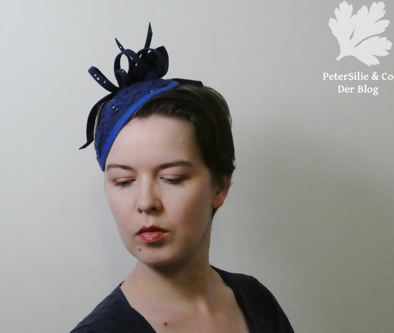 fascinator aus nachtblauem Filz, überstickt