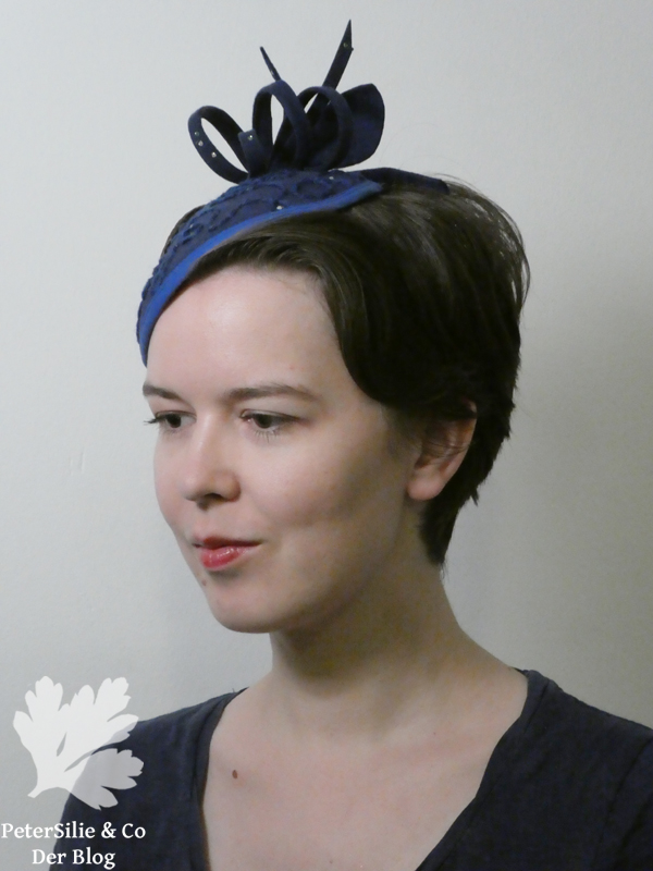 fascinator aus nachtblauem Filz, überstickt