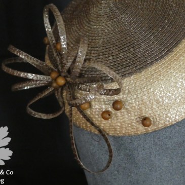 Fascinator aus lackierter Strohborte