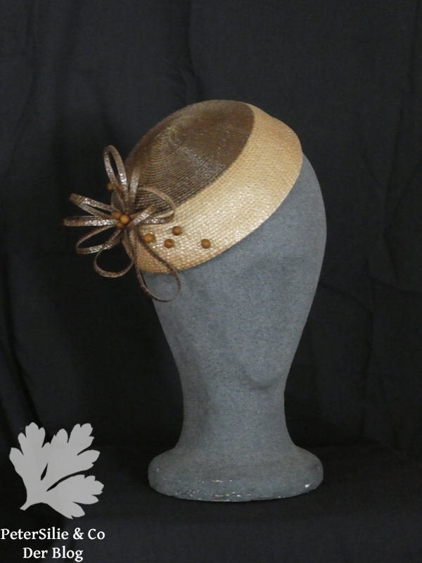 Fascinator aus lackierter Strohborte