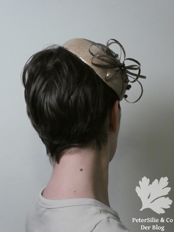 Fascinator aus lackierter Strohborte